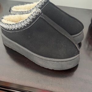 Elegant Black Women's Fleece-Lined Slippers